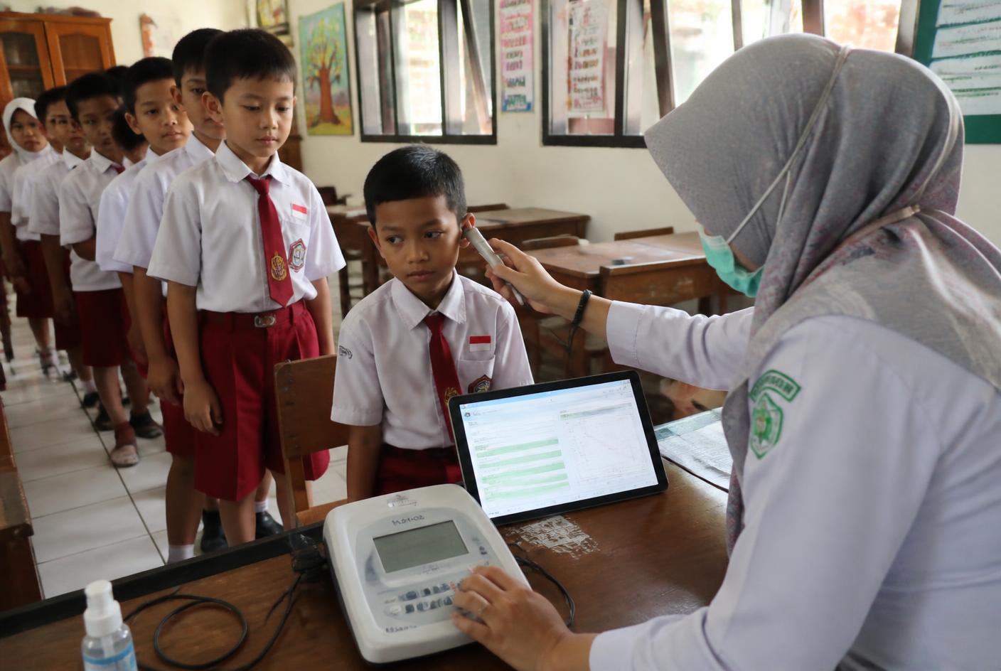 Pemeriksaan pendengaran warga oleh petugas kesehatan